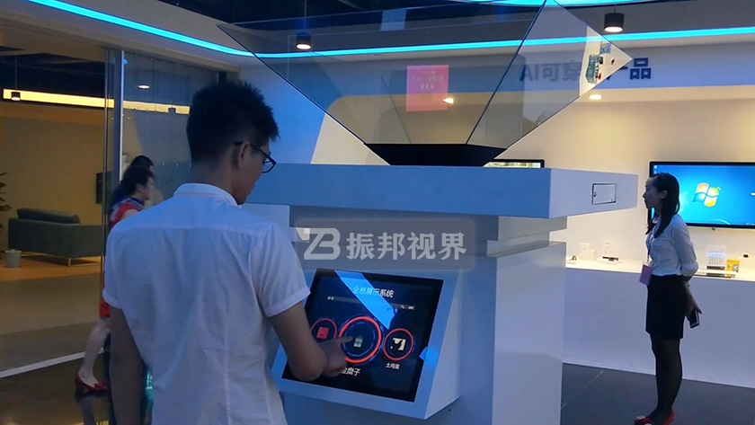 產品展廳中的全息展示柜